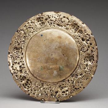 A German late 17th- /early 18th century parcel-gilt plate, unknown makers mark, Hamburg 1698-1708.