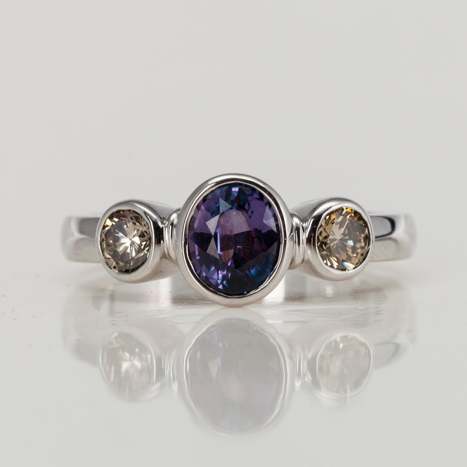 RING, 18K vitguld, safir ca 1,2 ct, 2 diamanter tot. 0,44 ct. Pekka Kulmala, Helsingfors. Vikt 5,8 g.