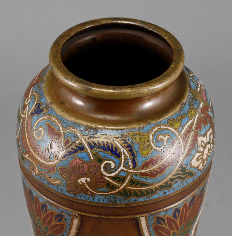 VAS, cloissoné, Kina, 1900-talets början.