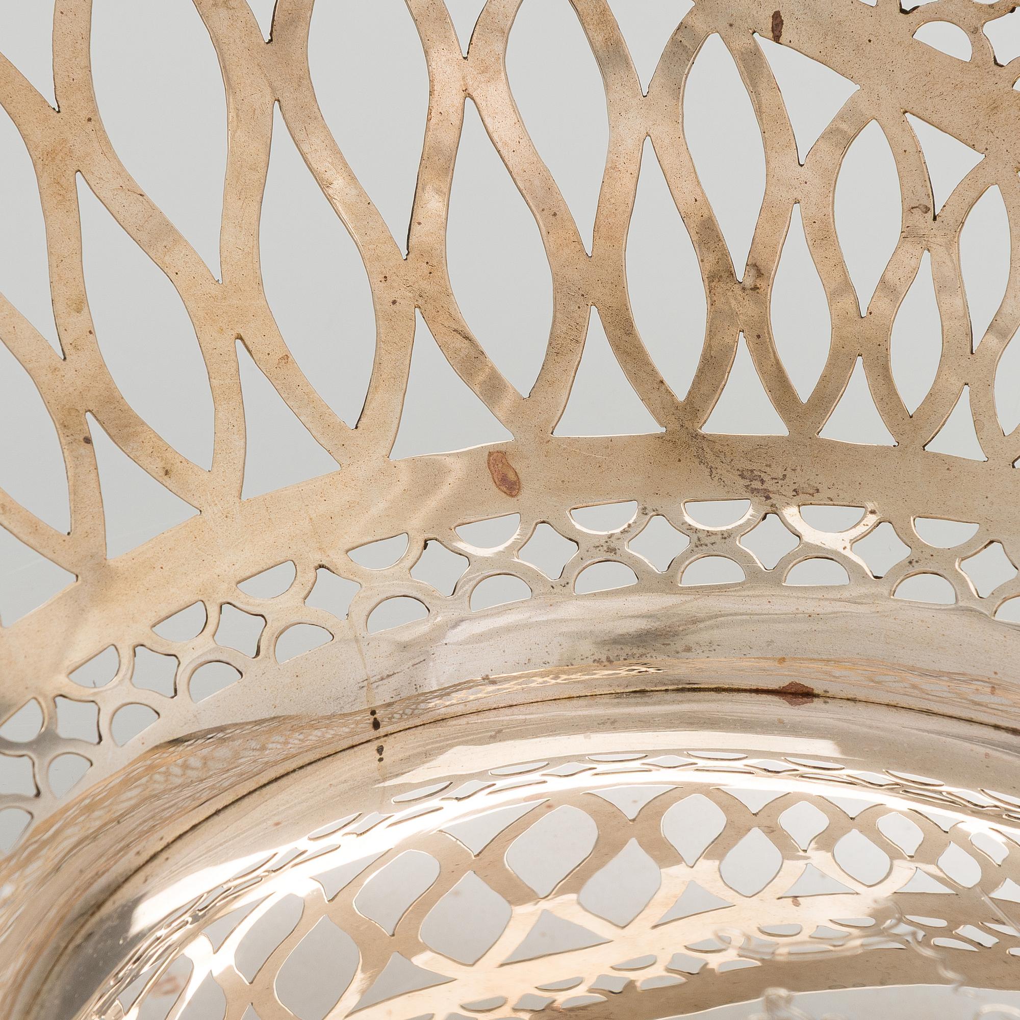 G. Wijland, Malja, kullattua hopeaa, Orania-Nassaun vaakunalla. Gouda, Hollanti 1989.