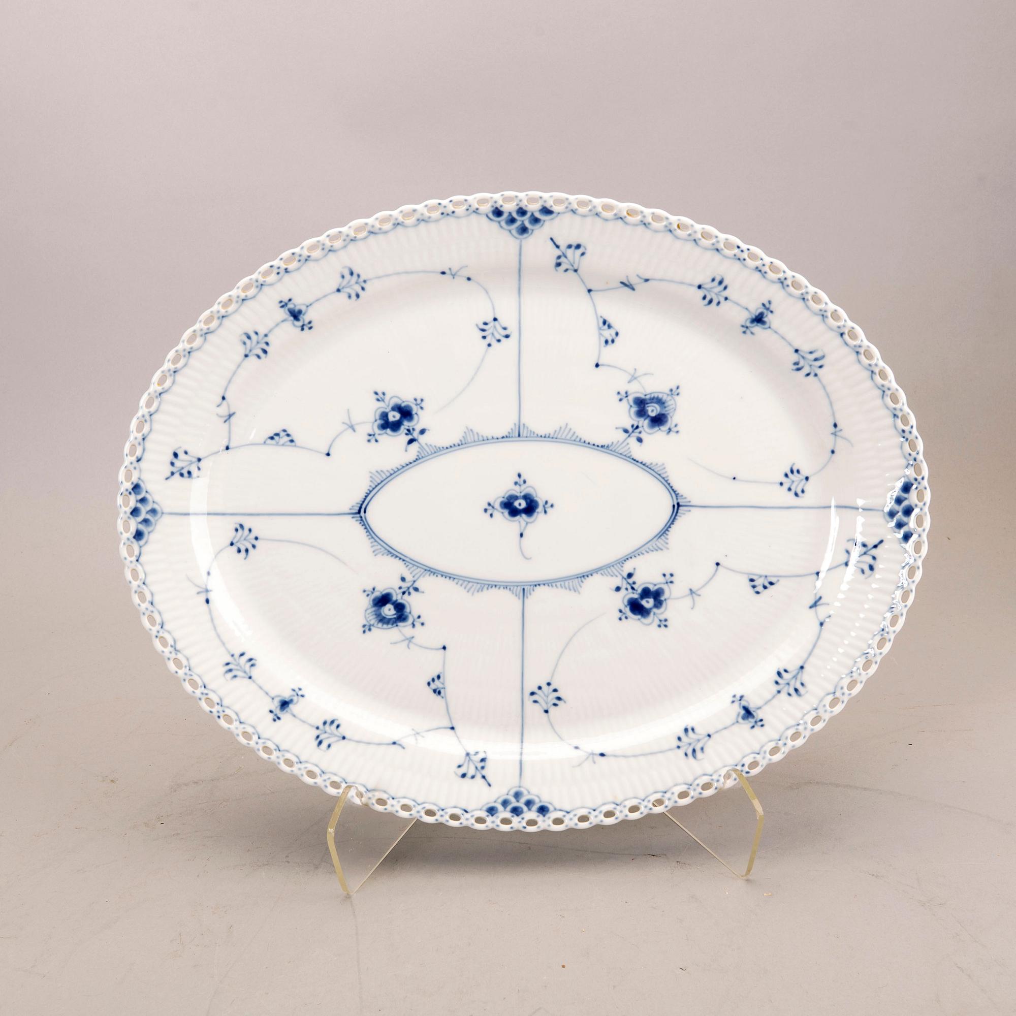 A 44 pcs Royal Copenhagen "Musselmalet" dinner service, Denmark, later part of the 20th century.