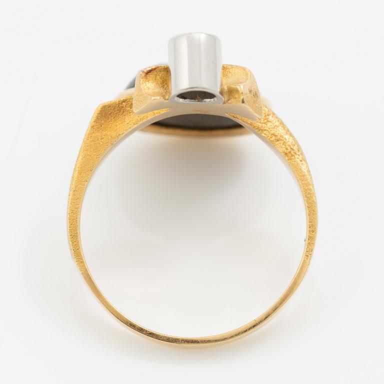 Lapponia, ring 18K gold with a blue stone likely of feldspar and a round brilliant-cut diamond, Finland 1978.