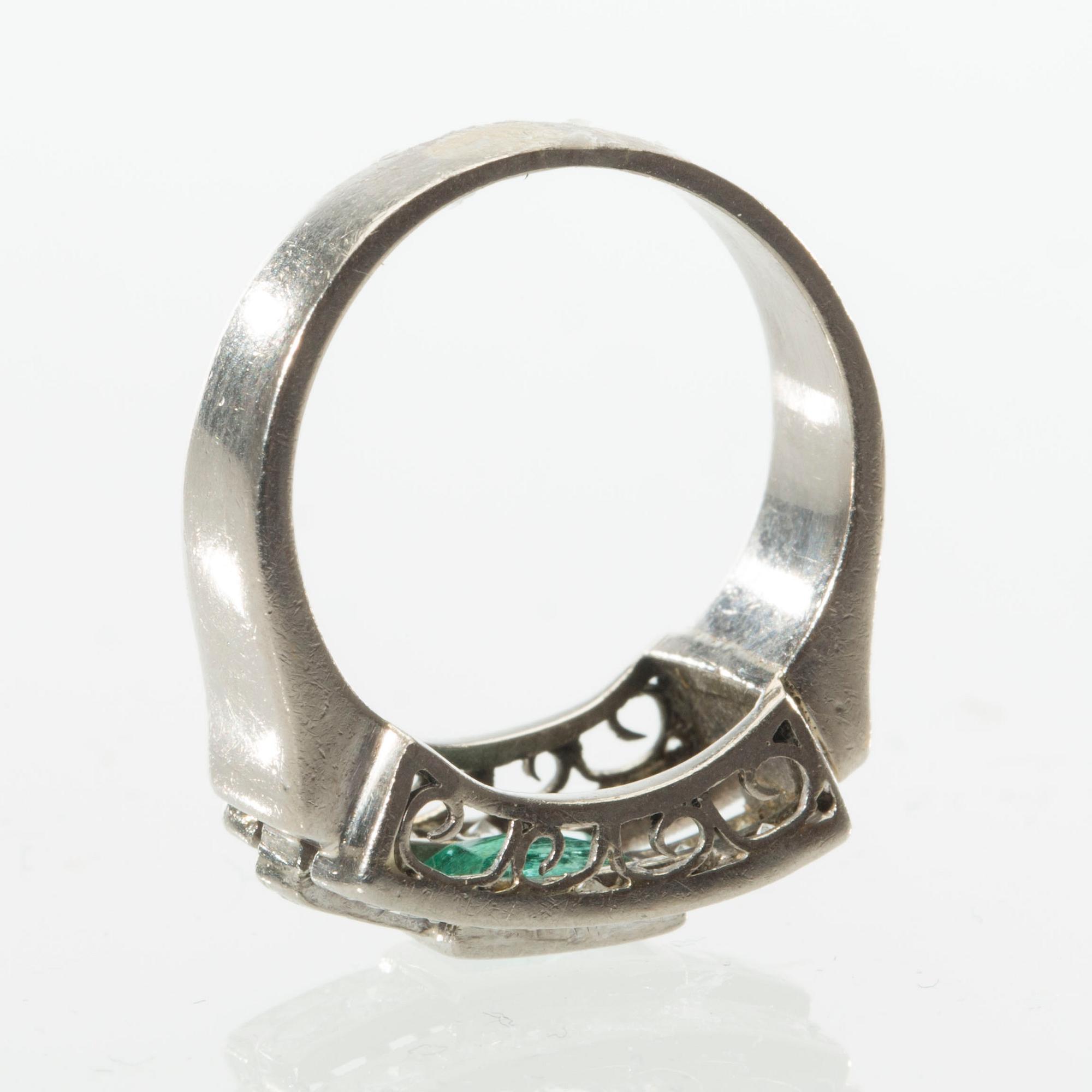 RING, 18 k vitguld med diamanter ca 0.50 ct samt smaragd ca 0.40 ct. Gunnar Fahlström, Stockholm, 1954. Vikt ca 9 g.