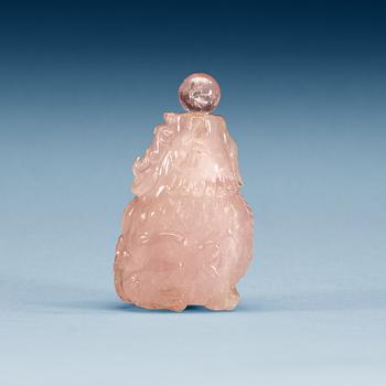 A rose quartz snuff buttle, first half of 20th Century.