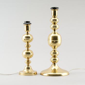 BORDSLAMPOR, 2 st, gulmetall, märkta Elmanufaktur Kosta, 1900-talets andra hälft.