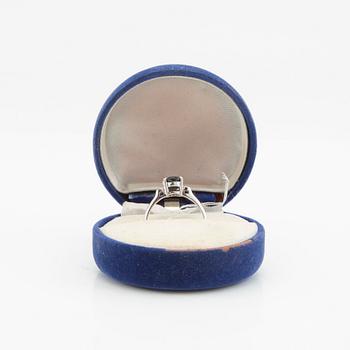 Ring in 18K white gold with an oval faceted sapphire and round brilliant-cut diamonds.