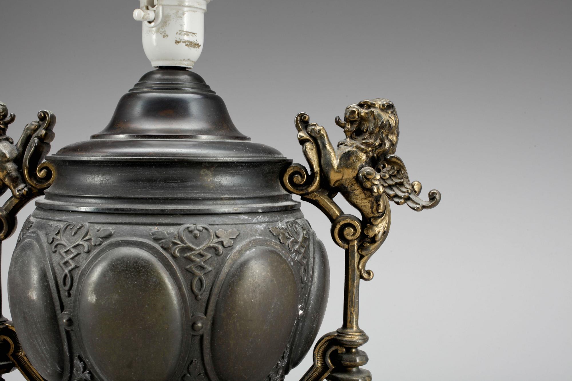 BORDSLAMPA, patinerad metall, nyrenässansstil, 1900-tal.