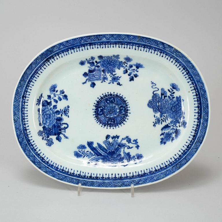 A blue and white "Fitz-Hugh part dinner service, Qing dynasty, Qianlong (1736-95). (23 pieces).