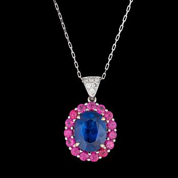 1374. A blue kyanite, 5.70 cts, rubies, tot. 1.93 cts, and brilliant cut diamond pendant, tot. 0.13 cts.