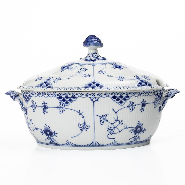 Royal Copenhagen, Serveringsskålar, tre stycken samt terrin, porslin, "Musselmalet helblond" (Blue fluted full lace), 1968-73.