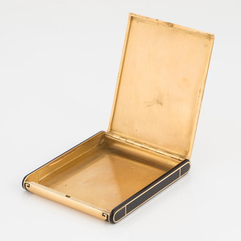 A Cartier Art Deco cigarett case in 18K gold with black enamel.