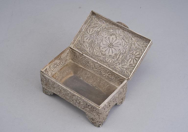 SKRIN, silver, filigranarbete, 1900-tal. Svenska importstämplar. Vikt 190 g.