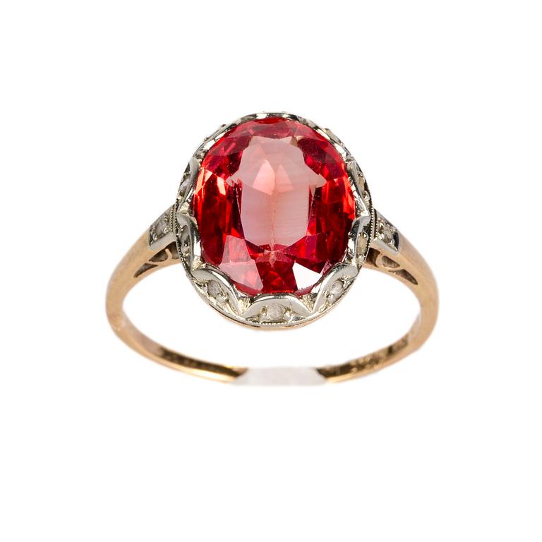 RING, 18K guld samt vitguld med syntetisk safir ca 5.00 ct. Troligtvis Harbeck Wilhelm, Stockholm, 1924.