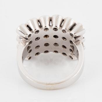 Ring med briljantslipade diamanter.