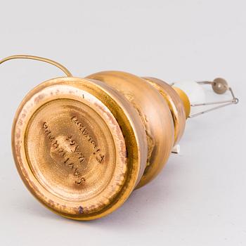 BORDSLAMPA, SAVITORPPA, rödlera, signerad KAGE, Kauko Forsvik, Finland. 1970/80-tal.