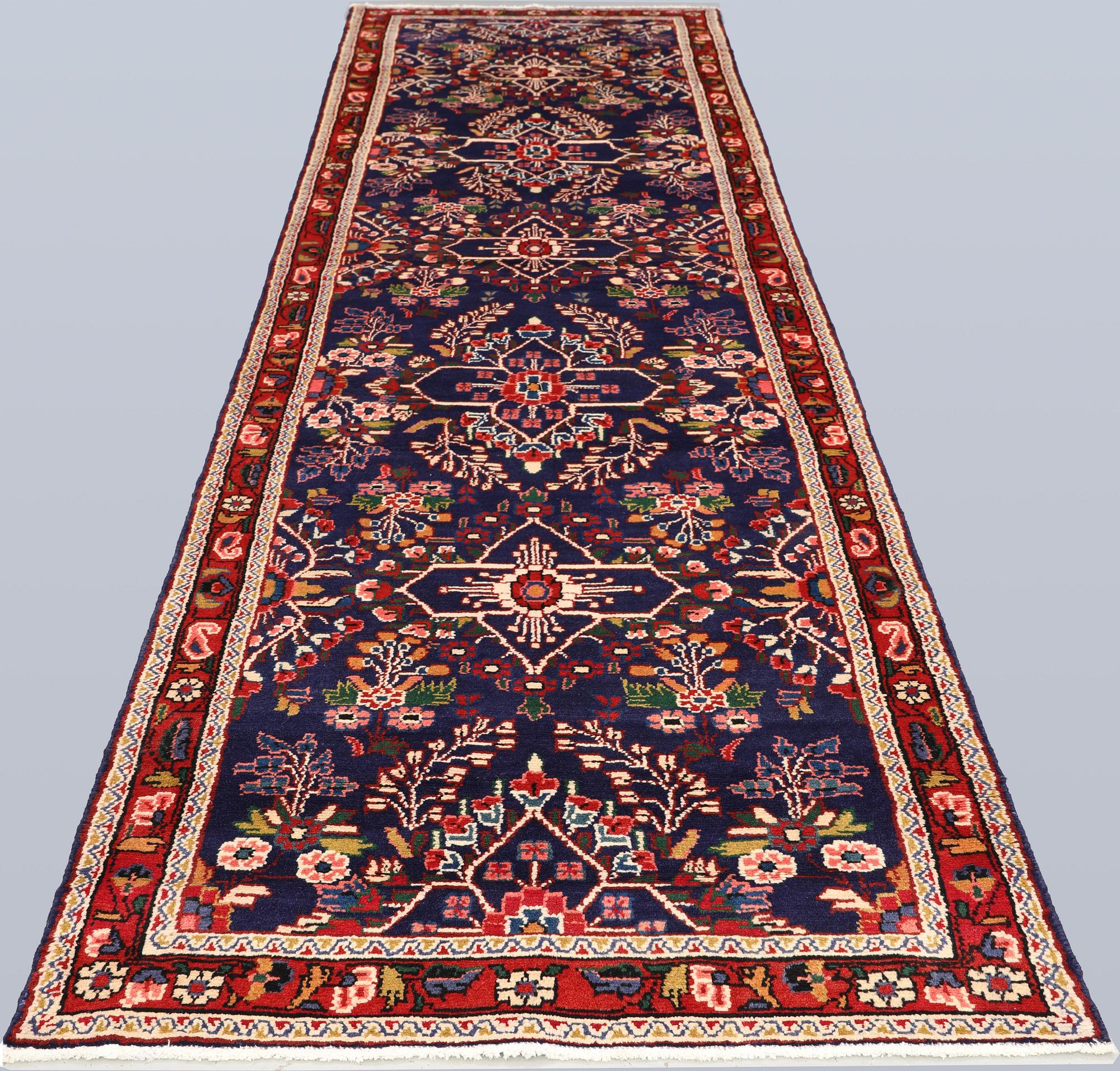 A Hamadan runner, approx. 405 x 108 cm.