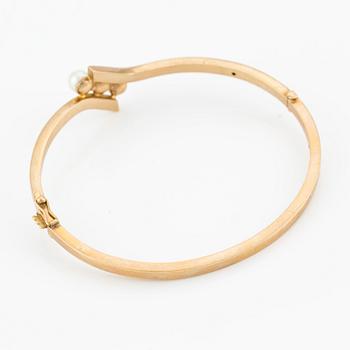 Armring 18K guld med tre odlade pärlor.
