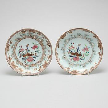 A pair of chinese porcelian plates from the 18th century.