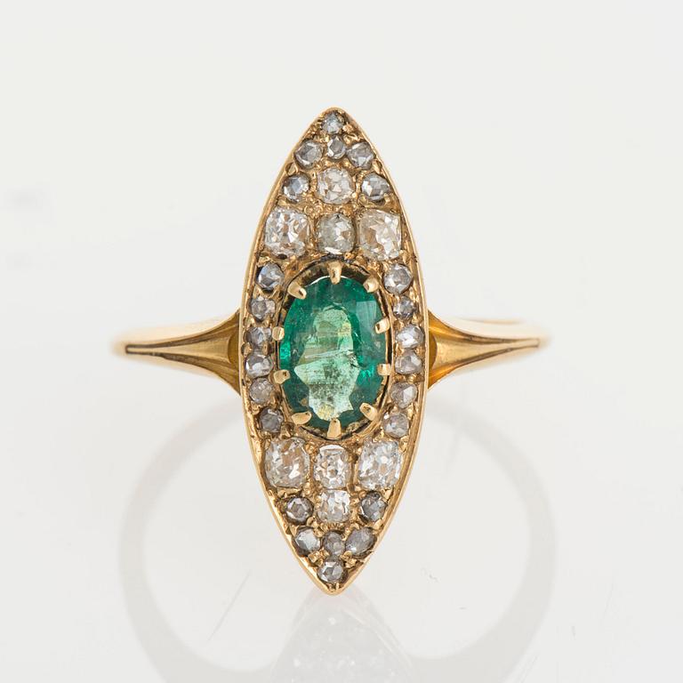 RING, guld (56), smaragd, ca 0,60 ct, små diamanter totalt ca 0,70 ct. Ryska stämplar. Vikt 3,1 g.