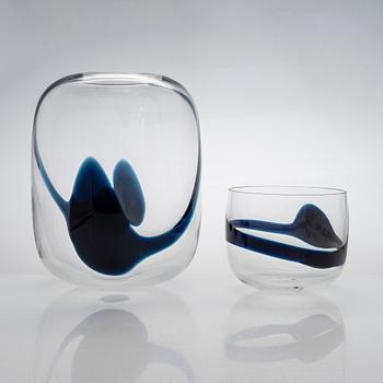 Timo Sarpaneva, "Blues" taide-esine 3041 signeerattu Timo Sarpaneva Iittala 1985 ja malja 3042 ei signeerattu.