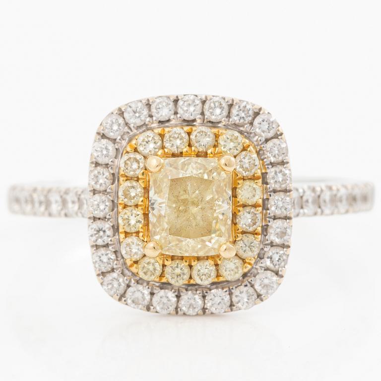 Ring, 18K vitguld med radiantslipad diamant och briljantslipade diamanter.