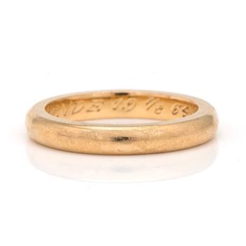 An 18K gold ring.