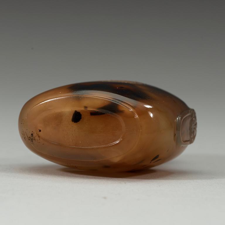 An agathe snuff bottle, Qing dynasty.