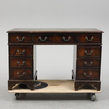 SKRIVBORD OCH STOL, England, 1900-talets slut.