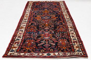 A semi-antique Hamadan runners carpet, 290 x 100 cm.