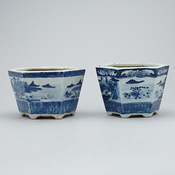 YTTERFODER, 2 st. Porslin, Kina 1900-tal.