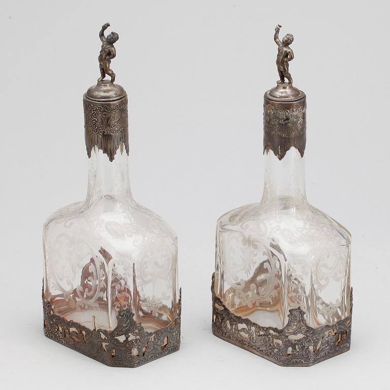 KARAFFER, ett par, låghaltigt silver och glas, Tyskland, omkring 1900.