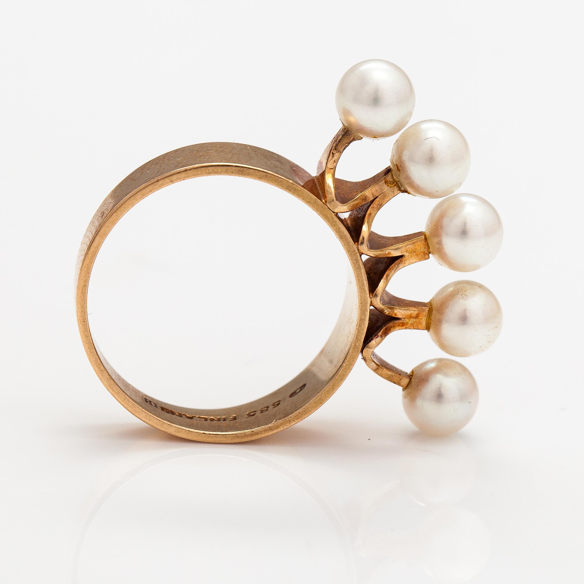 Elis Kauppi, Ring, 14K guld och odlade pärlor. Kupittaan kulta, Åbo.