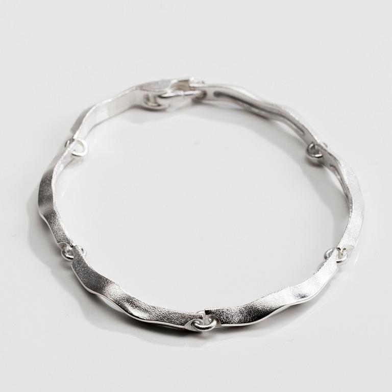 ARMBAND, sterling silver, "Dune" Zoltan Popovits, Lapponia 2001. Vikt 12,3 g.