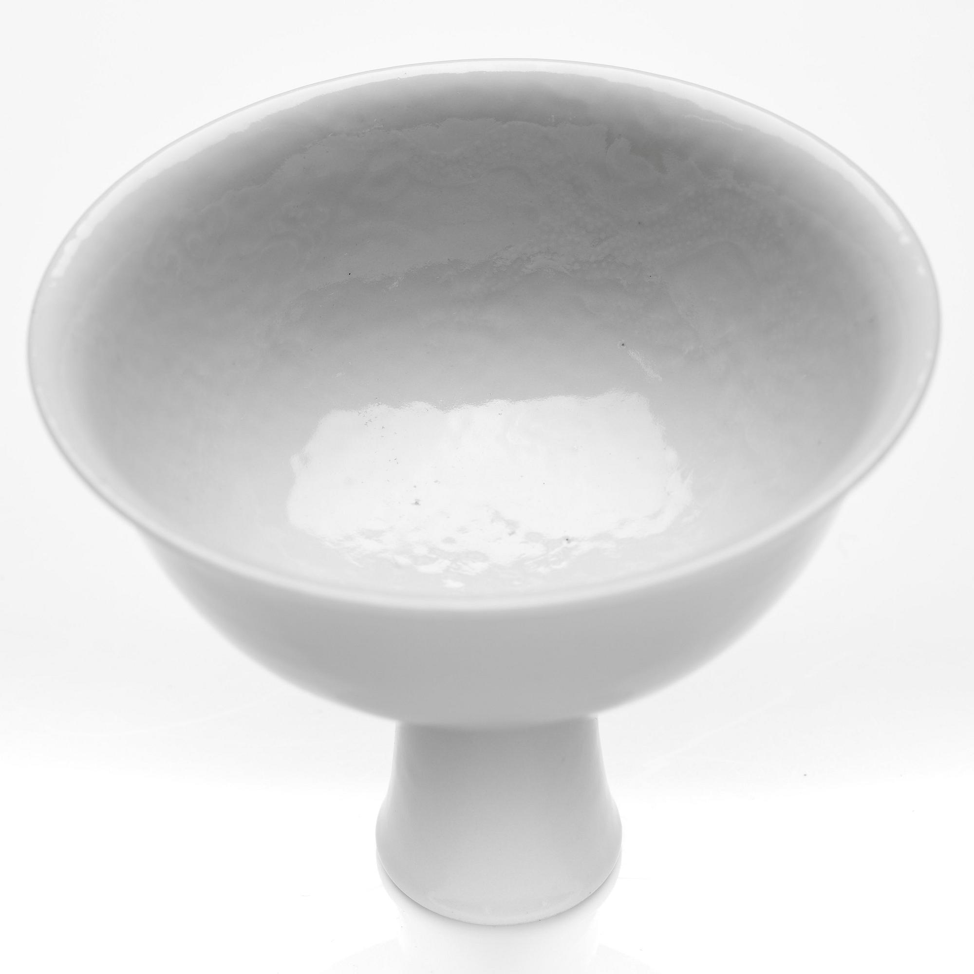 Stemcups, ett par, vitglaserade med anhuadekor. Qingdynastin, 1800-tal.