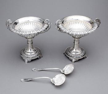 SOCKERSKÅLAR med STRÖARE, ett par, silver, Gustaf Möllenborg, 1834. Total vikt ca 1669g.