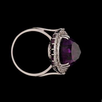RING, 18k vitguld med ametist och briljantslipade diamanter tot ca0,28ct. 2000-tal. Vikt ca 12,4 gram.