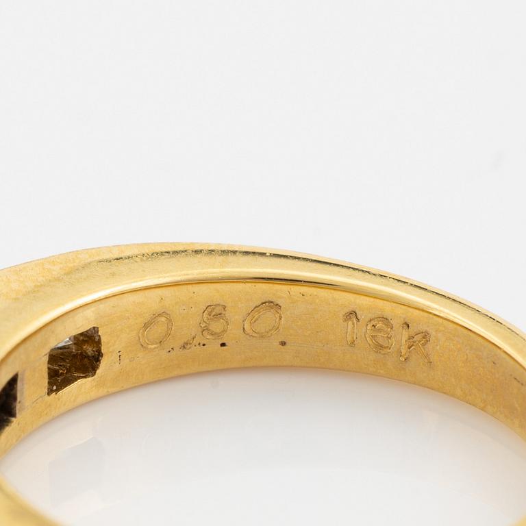 Ring, 18K guld med prinsesslipade diamanter.