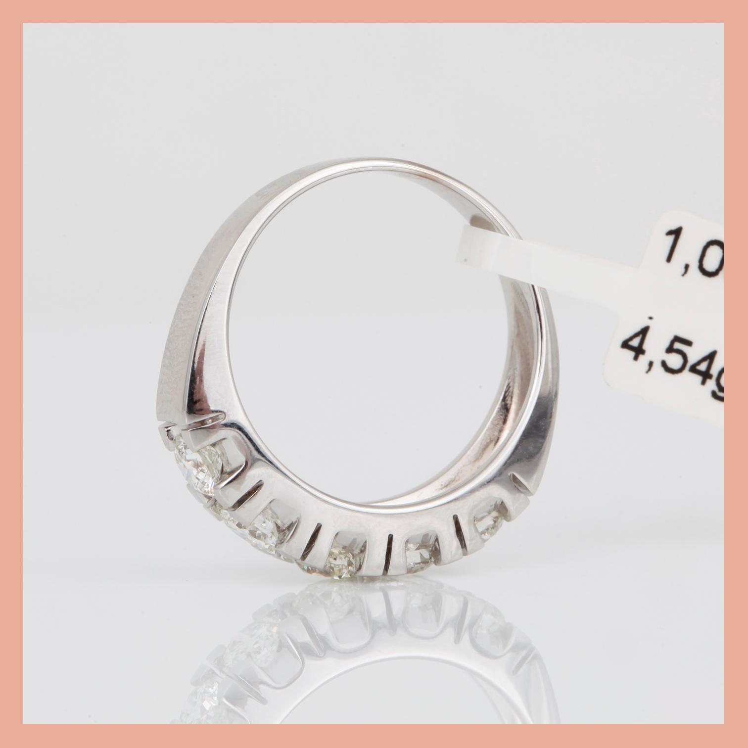 RING, 14K vitguld med briljantslipade diamanter, tot ca 1,00 ct. Total vikt ca 4,63 g.