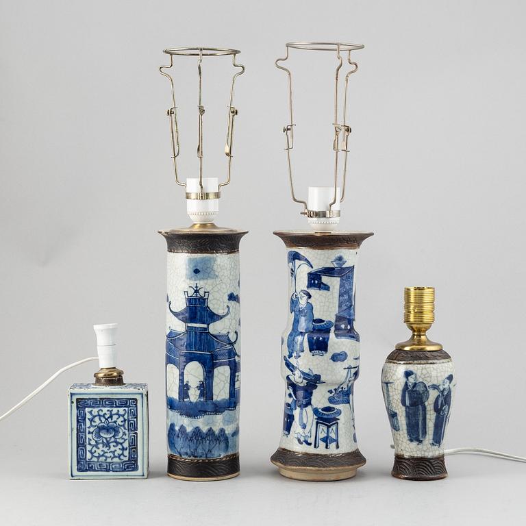 A group of four blue and white table lampa, Qingdynasty, circa 1900.