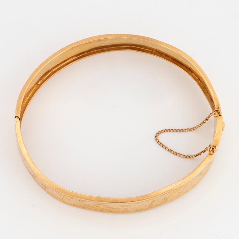 18K gold bangle.