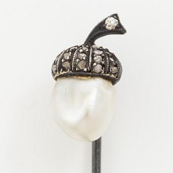 Broschnål silver med en pärla och rosenslipade diamanter.