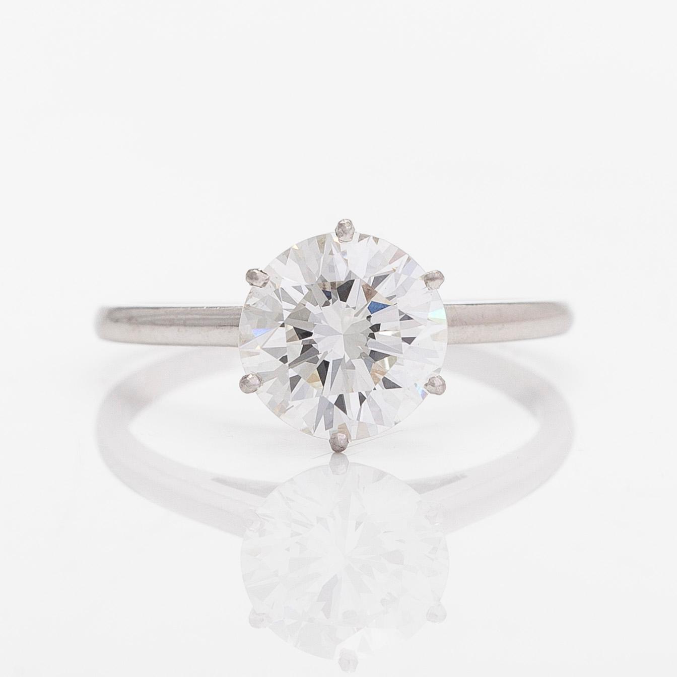 Sormus, platinaa, briljanttihiottu timantti n. 2.60 ct. Todistus Tillanderilta.