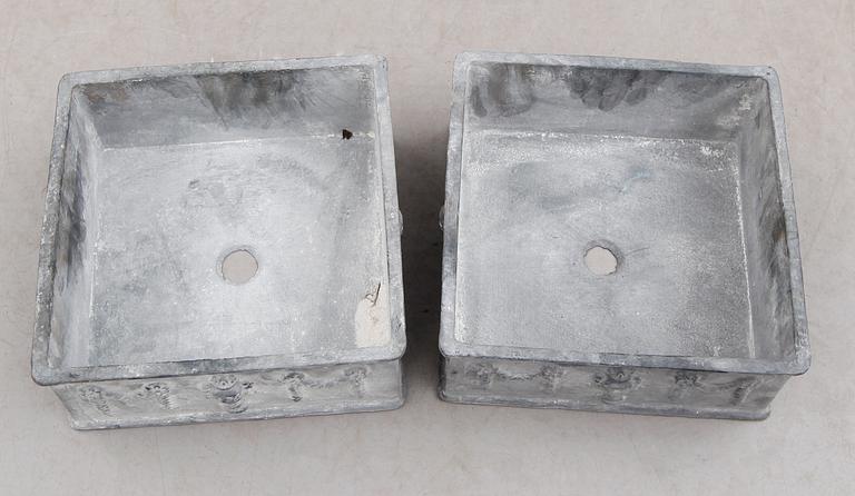 BLOMSTERJARDINJÄRER, 1 par, gjutjärn, modern tillverkning.