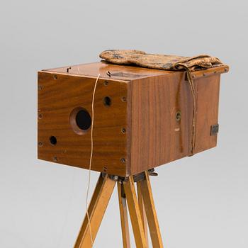 KAMERA JALUSTALLA, noin 1900.
