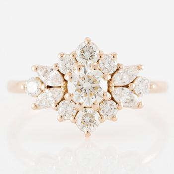 Ring 14K gold with brilliant-cut diamonds.