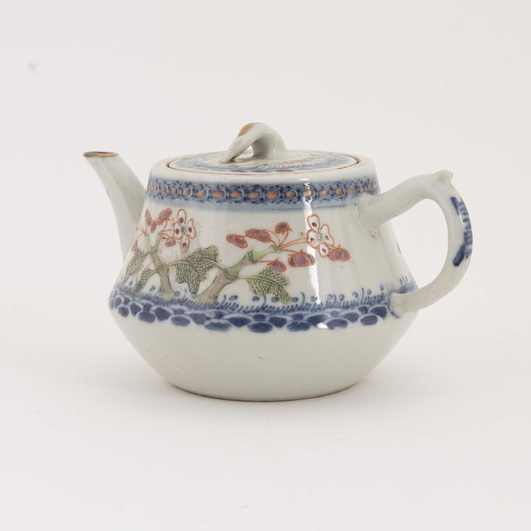 A set of two serving dishes and a teapot, 19th/20th century.