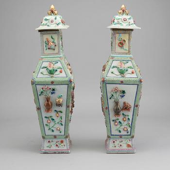 A PAIR OF CHINESE PORCELAIN VASES CA 1900.