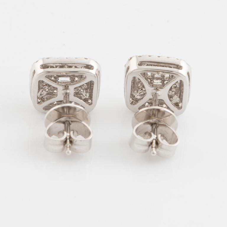 Baguette- och brilliant cut diamond earrings.