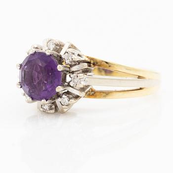 Ring in 14K gold with amethyst and small eight-cut diamonds.