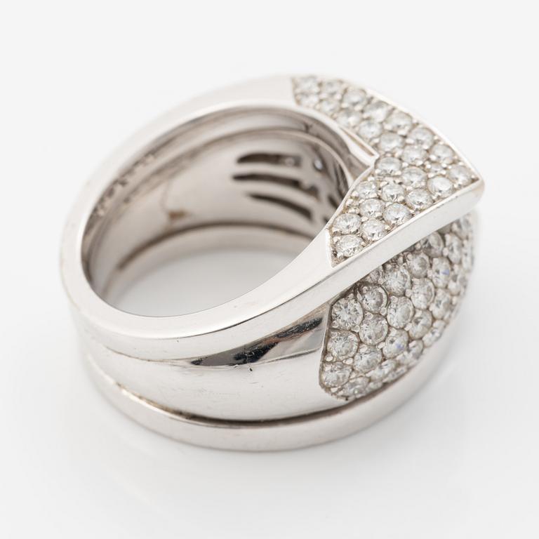 Ring 18K vitguld med briljantslipade diamanter.